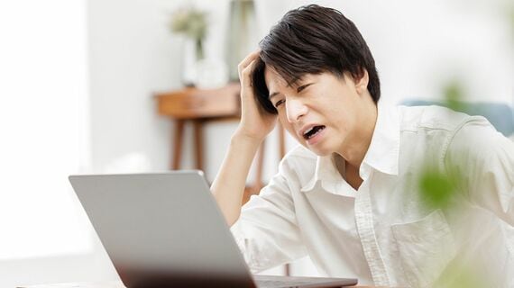 株価の暴落で困っている男性