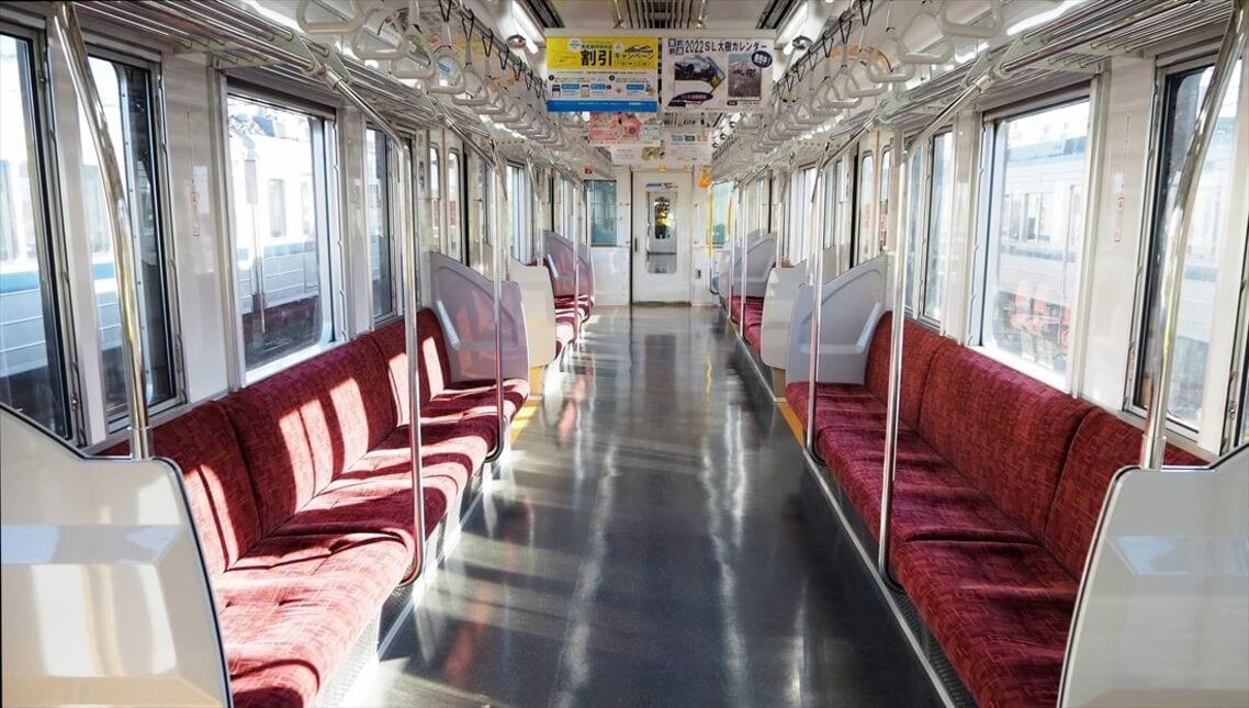 5扉車を改造した車両の室内。窓の形が違う