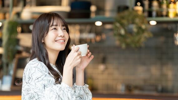コーヒーを飲む女性