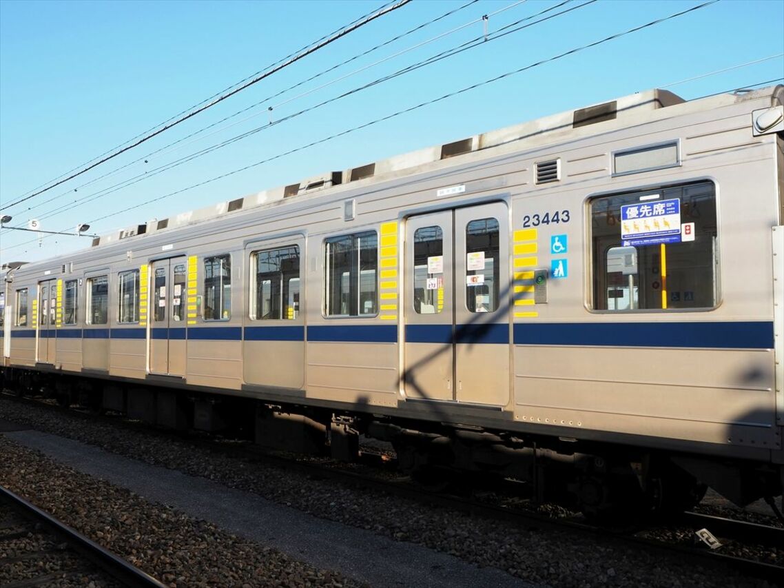 5扉車を改造した車両の側面。ドアの跡がわかる