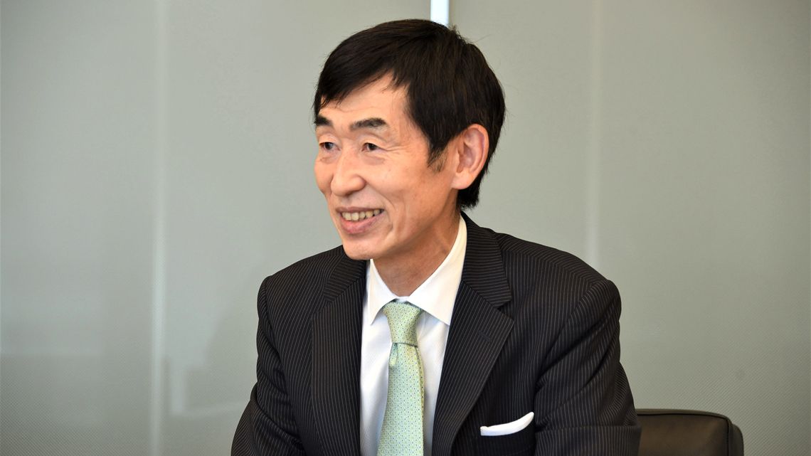 インタビューを受ける北國フィナンシャルホールディングス 社長 杖村修司氏