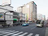 軌道は道路の中央に敷設され、都心寄りの区間では車道は片側1車線になる（記者撮影）