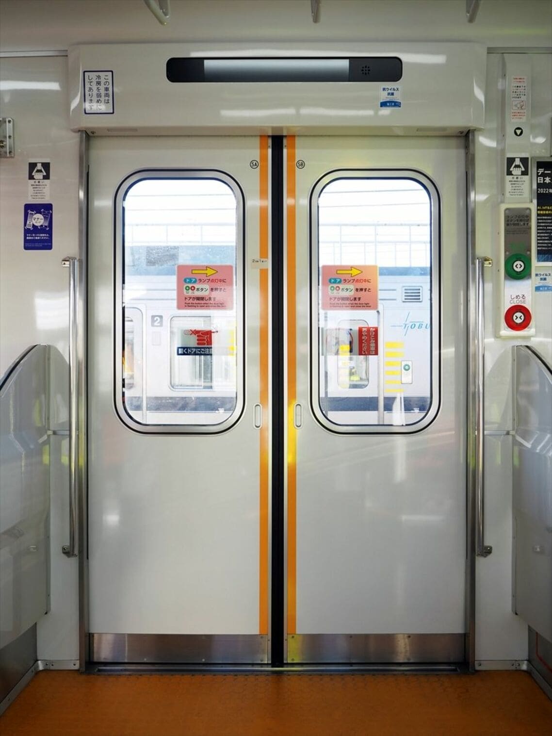 ドアは改造時に取り替えた車両とそのままの車両がある