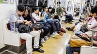 スマホを｢1時間以上｣見続ける人が陥る悪循環