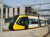 宇都宮駅東口に入線する電車（記者撮影）